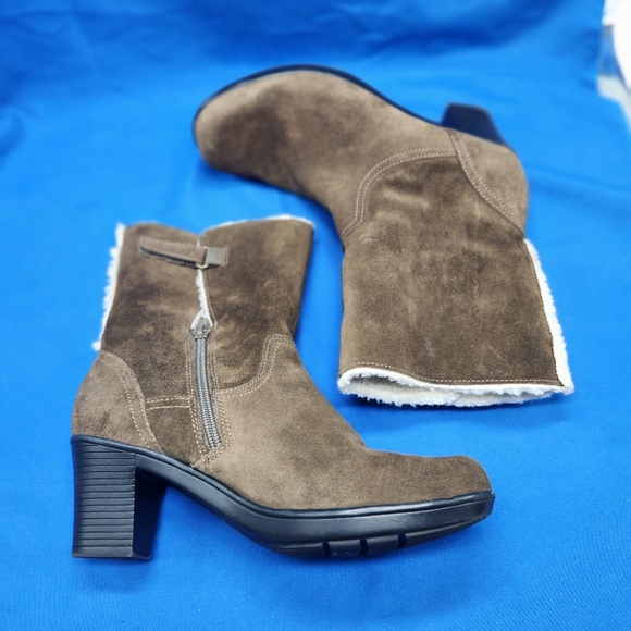 Clarks Bendables Olive Green Suede Boots with Faux Fur Lining- Mid Calf Size 8 - Picture 9 of 13